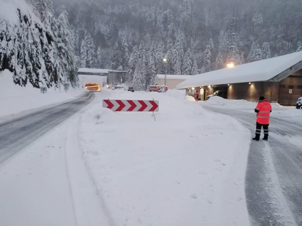 Entrada por Francia en el túnel del Somport con nieve y un par de trabajadores, este invierno.