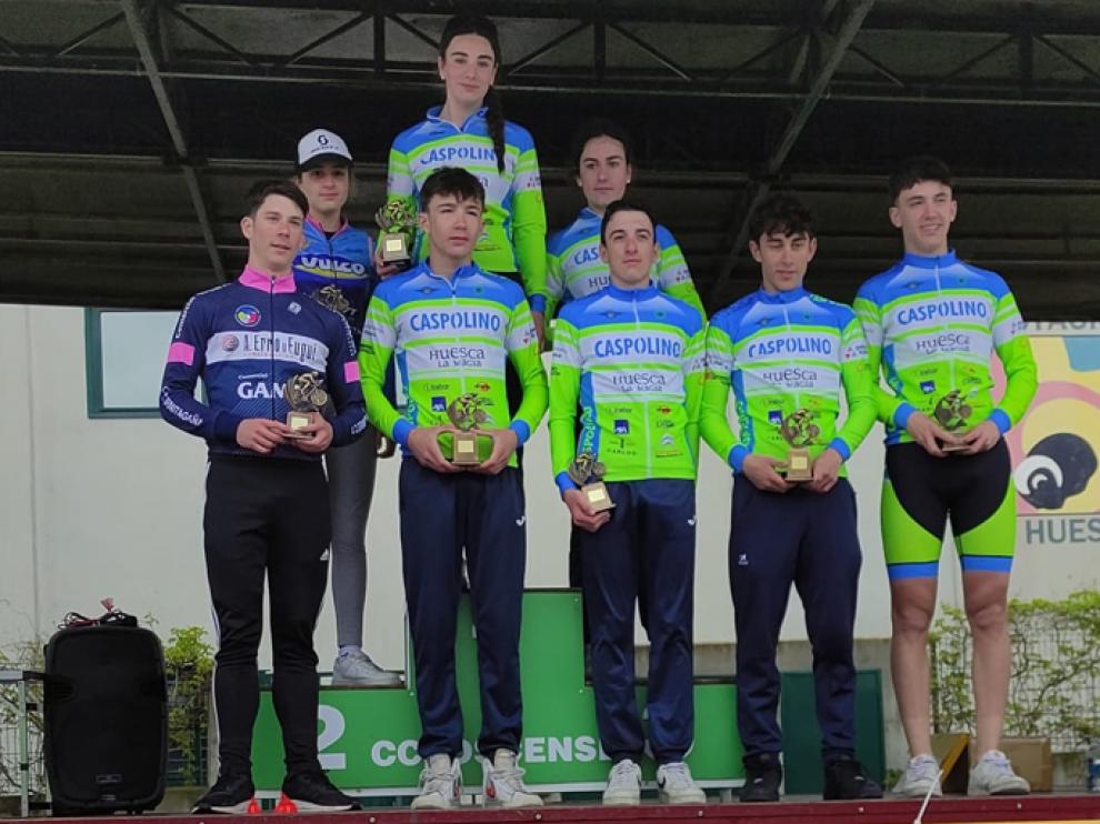 Podio cadete con los tres primeros y primeras y el Caspolino Oscense como ganador por equipos.