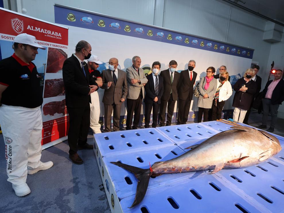 Representantes de La Coruñesa e institucionales junto atún rojo salvaje de 300 kg que han ronqueado.