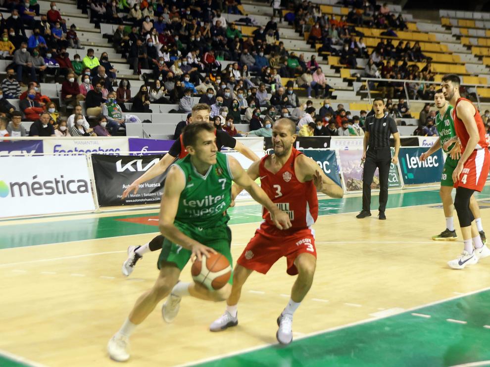 Jorge Lafuente ante Albert Sabat en el encuentro contra el Girona jugado en el Palacio de Deportes.