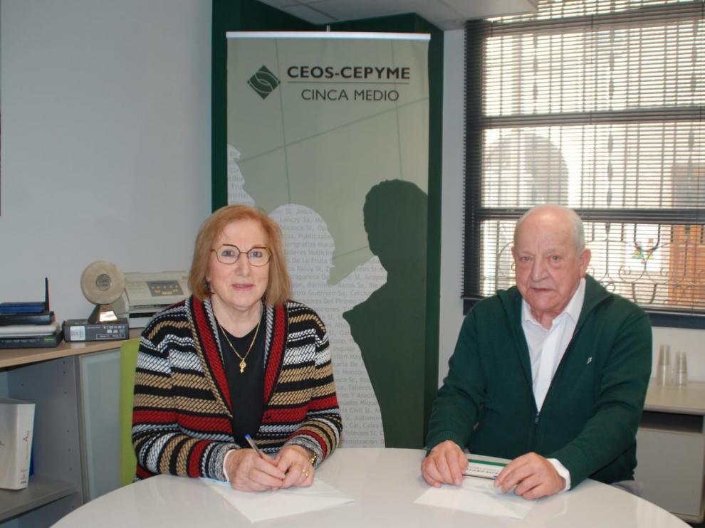 El presidente de la asociación de empresarios local, Ángel Mas, y la presidenta de Cáritas Monzón, Amparo Tierz.