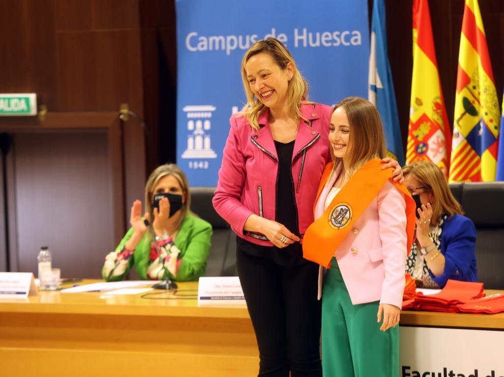 La consejera de Economía, Planificación y Empleo de la DGA, Marta Gastón, este jueves junto a una alumna galardonada.