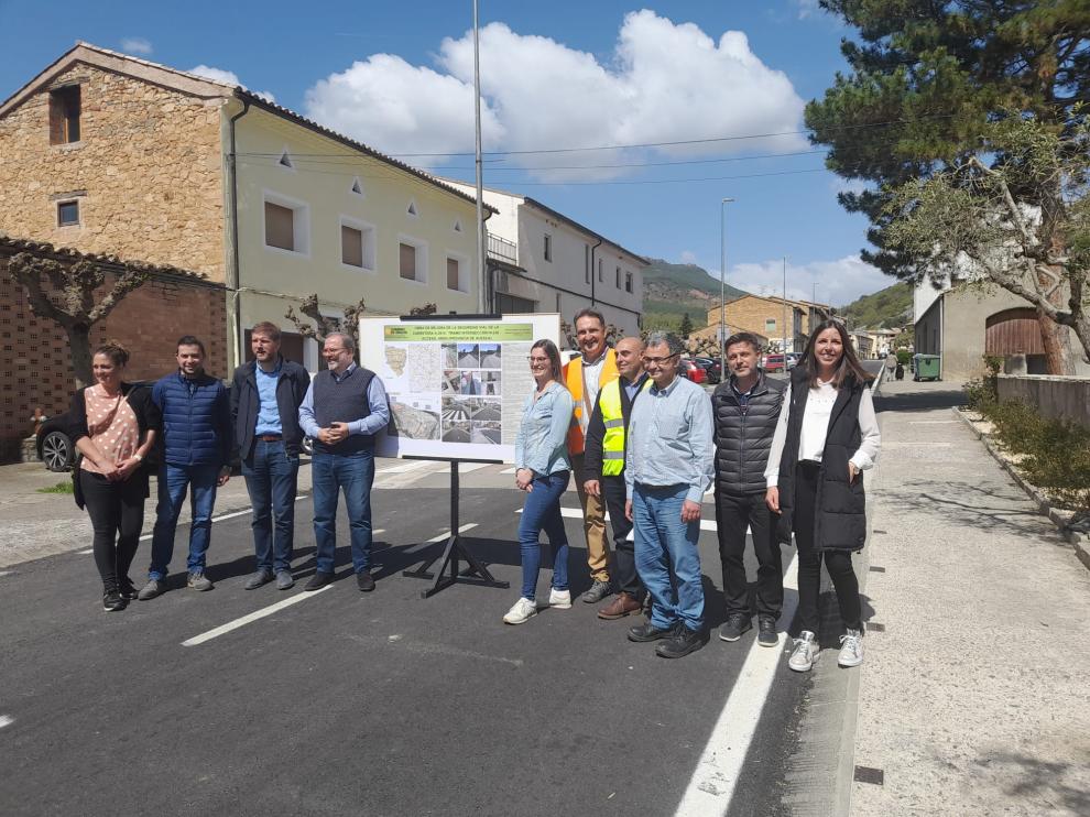 Autoridades durante la visita este viernes a la zona donde se han realizado los trabajos de mejora en la carretera A-2624, en Arén.