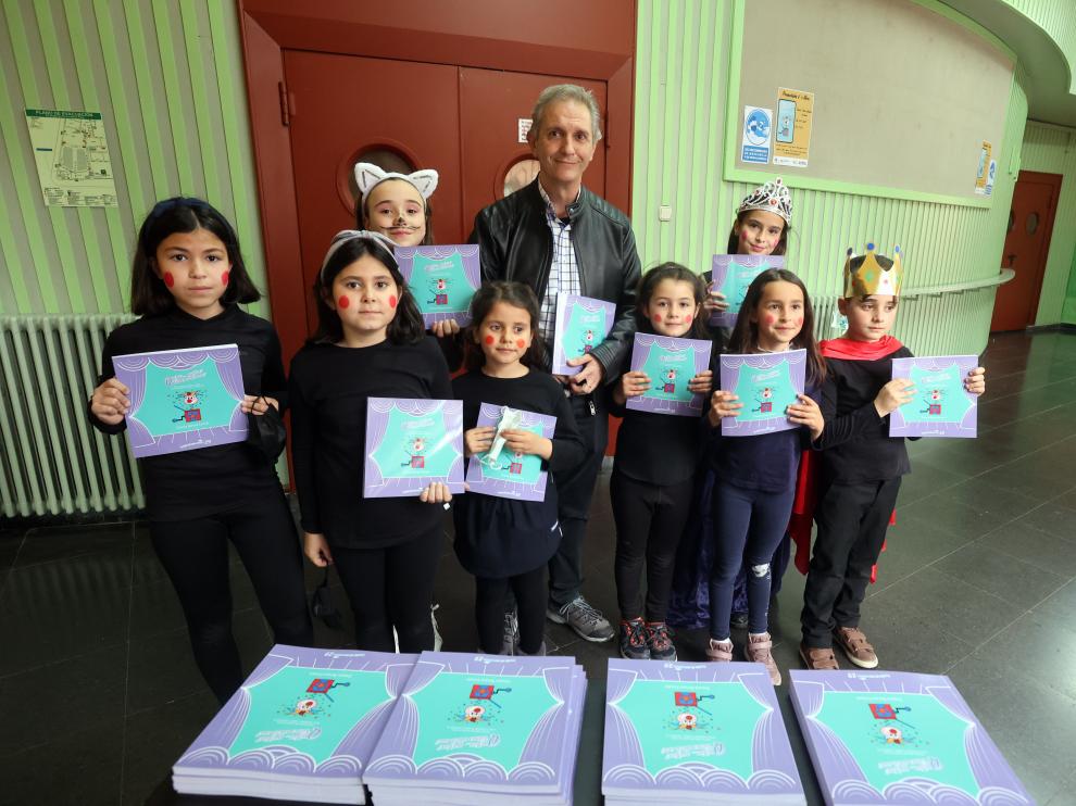 Chesús Botaya y los niños del grupo ‘Ta Ninos’, con su libro, el jueves en el Colegio Salesianos.