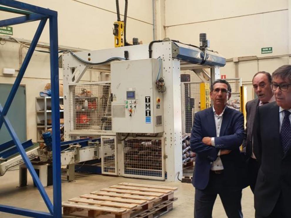 El vicepresidente, Arturo Aliaga, visita la planta de la empresa Teruel Pellets.