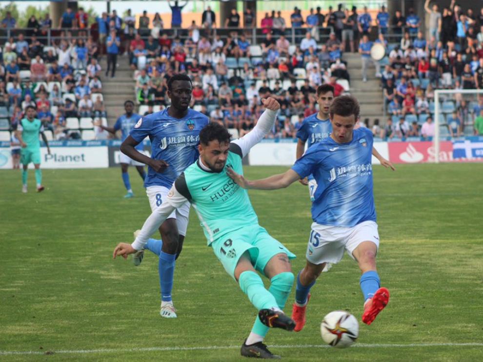 Aparicio, en una jugada de ataque del Huesca B en Lleida.