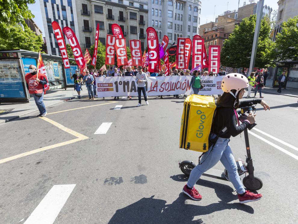 Manifestación de los sindicatos UGT y CCOO bajo el lema “La solución: subir salarios, contener precios, más igualdad”, este domingo en Zaragoza.