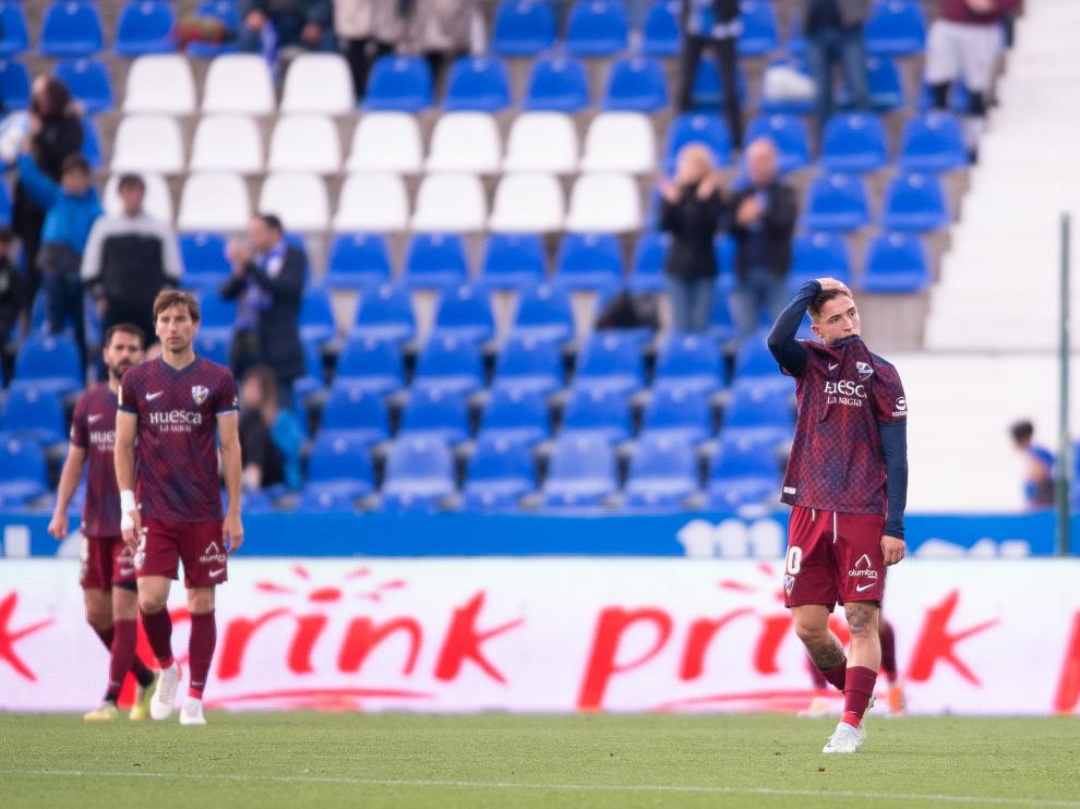 Los jugadores del Huesca lamentan uno de los goles encajados.