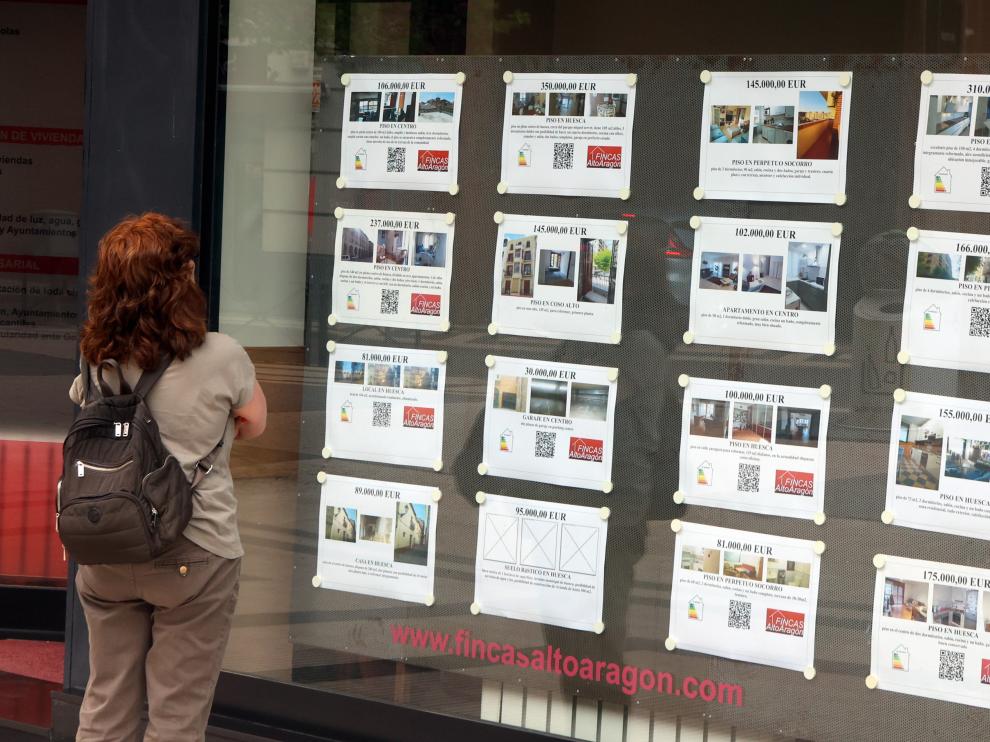 Escaparate de precios de vivienda en una inmobiliaria de la capital oscense.