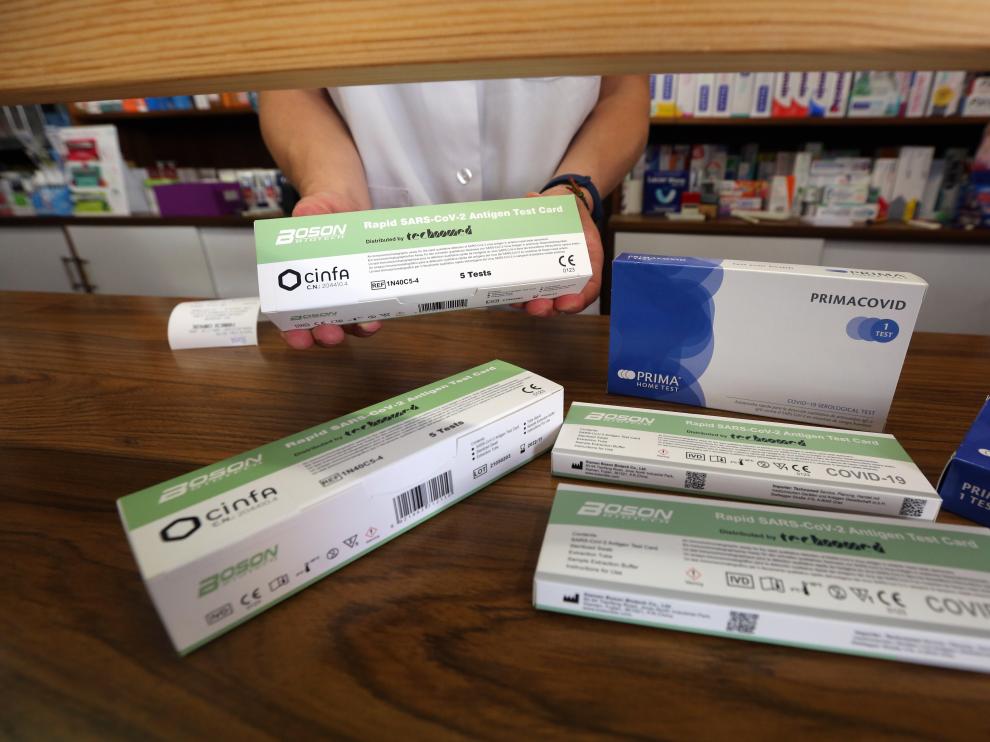 Venta de test de autodiagnóstico de covid en la farmacia Compairé de la capital oscense.