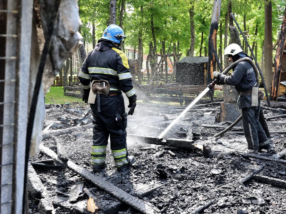 Bomberos extinguen un incendio en un área de juegos infantil en Kharkiv