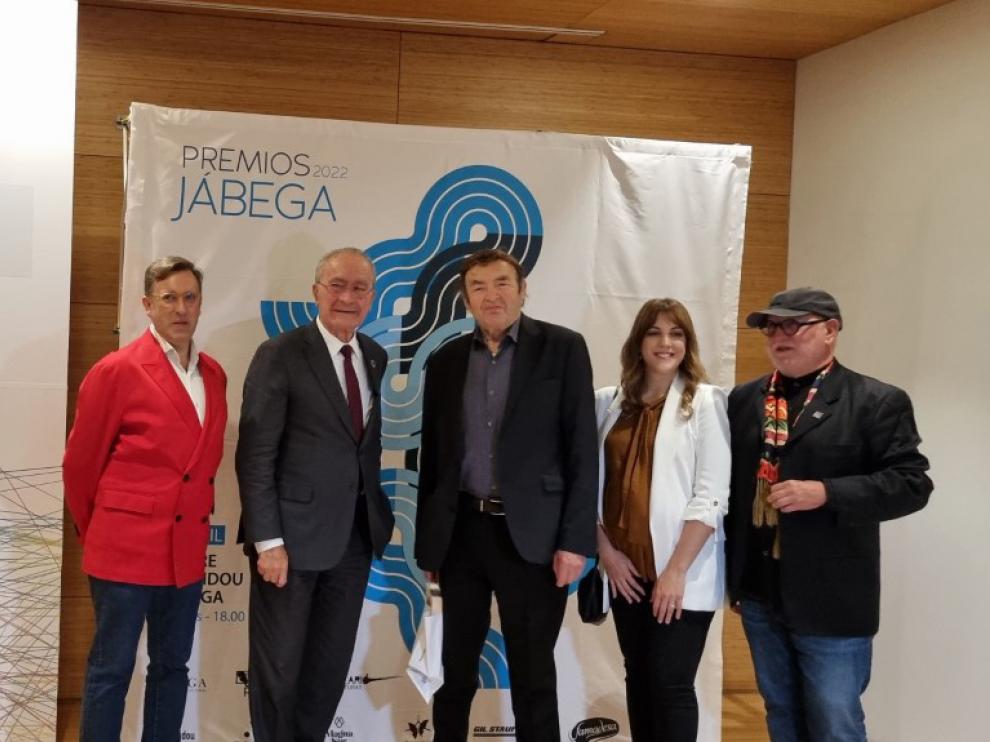 El artista altoaragonés Ángel Orensanz, en el centro, recogió el premio a la fundación que lleva su nombre, en Málaga.