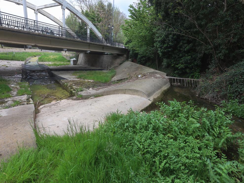 El caudal que baja a partir del puente es mínimo y está repleto de algas, como se ve en la fotografía.