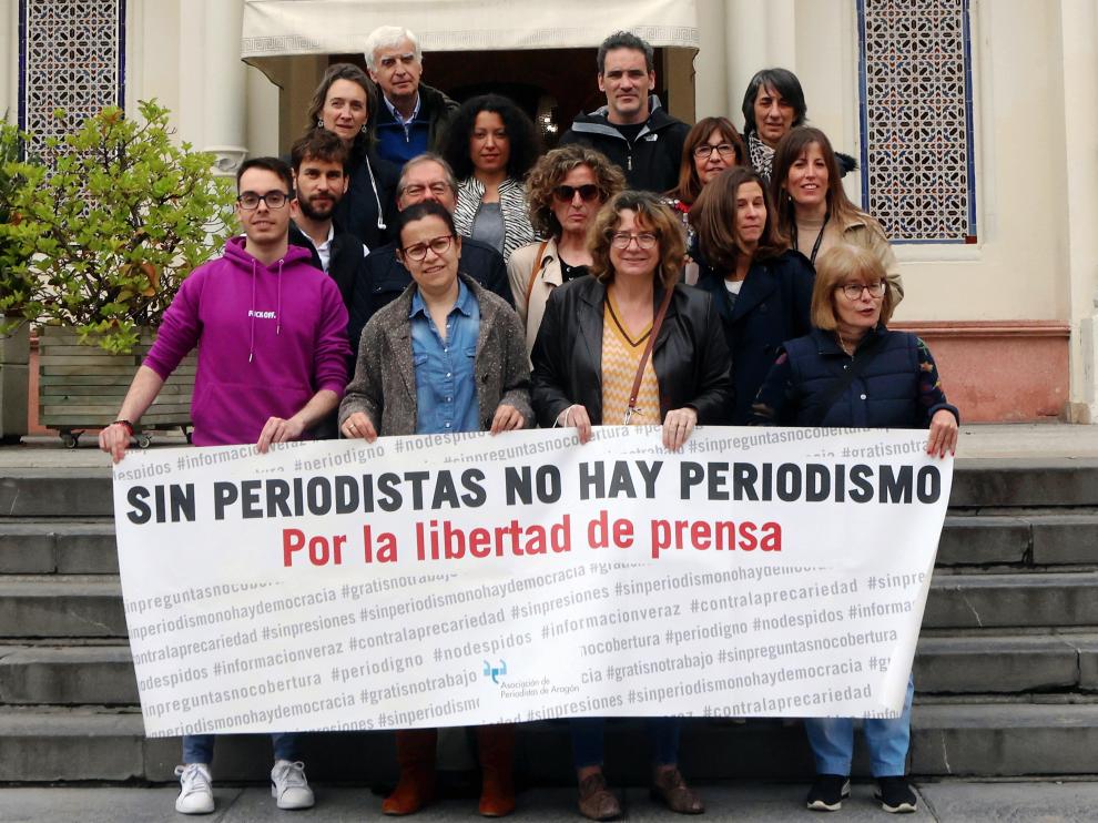 Un grupo de periodistas se concentró ayer en las escaleras del Casino de Huesca.