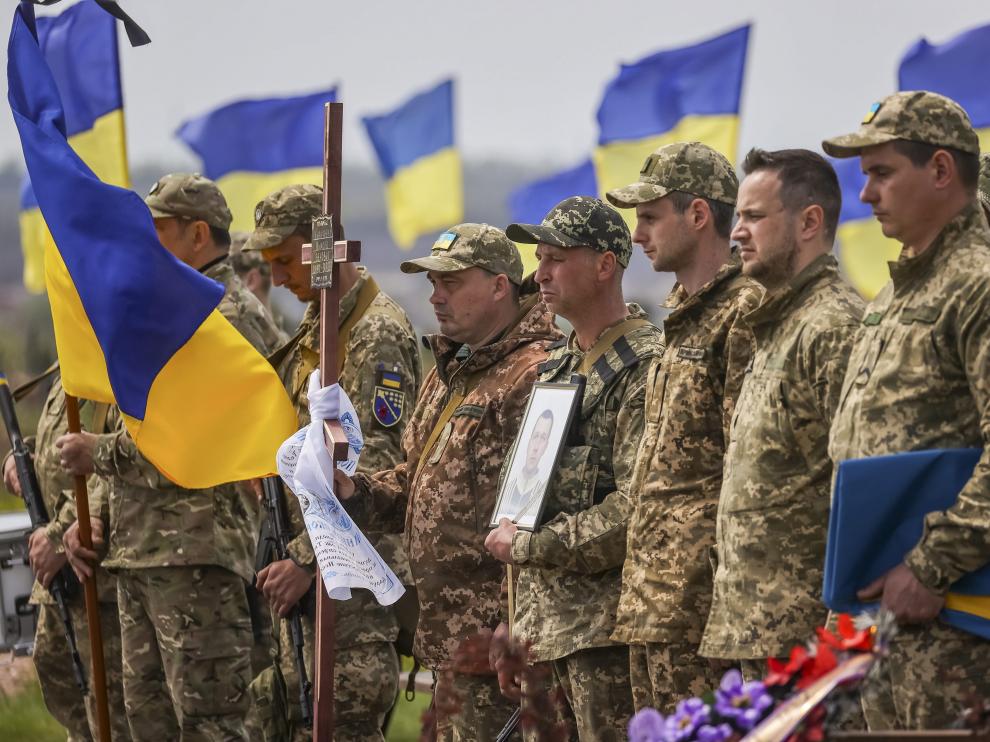 Varios militares ucranianos asisten al funeral de un compañero en Dnipro