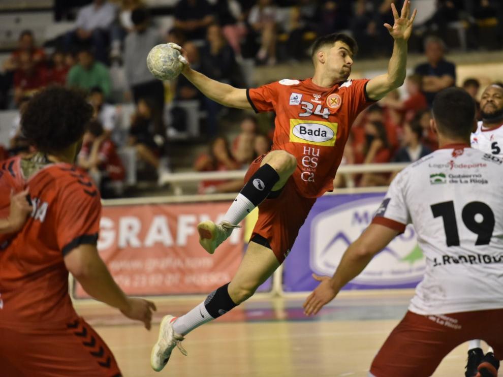 Miguel Malo intenta el lanzamiento en el partido de este viernes