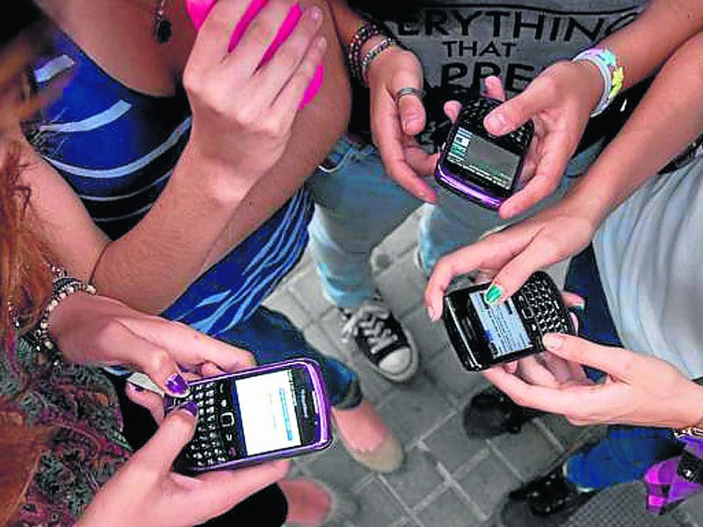 Muchos niños y adolescentes usan el móvil mucho más de los recomendado.