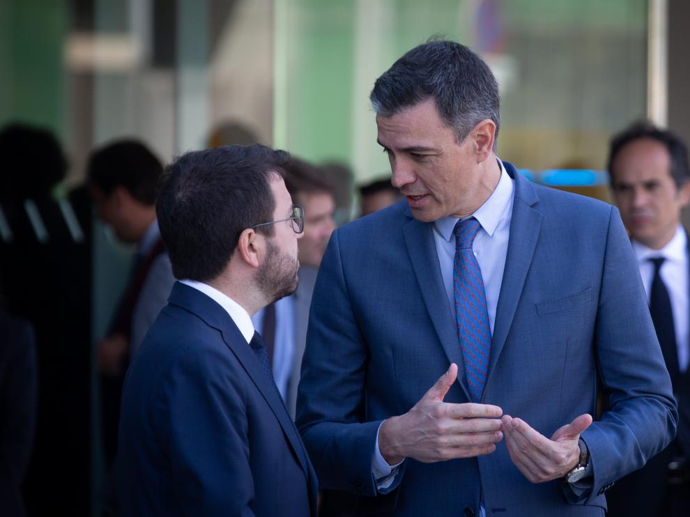 Sánchez conversa con Aragonès en un acto este viernes en Madrid.