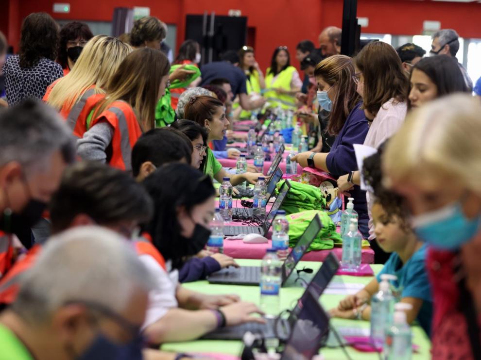 Numerosos oscenses han pasado ya por el Palacio de Congresos para recoger sus camisetas y para formalizar las últimas inscripciones.