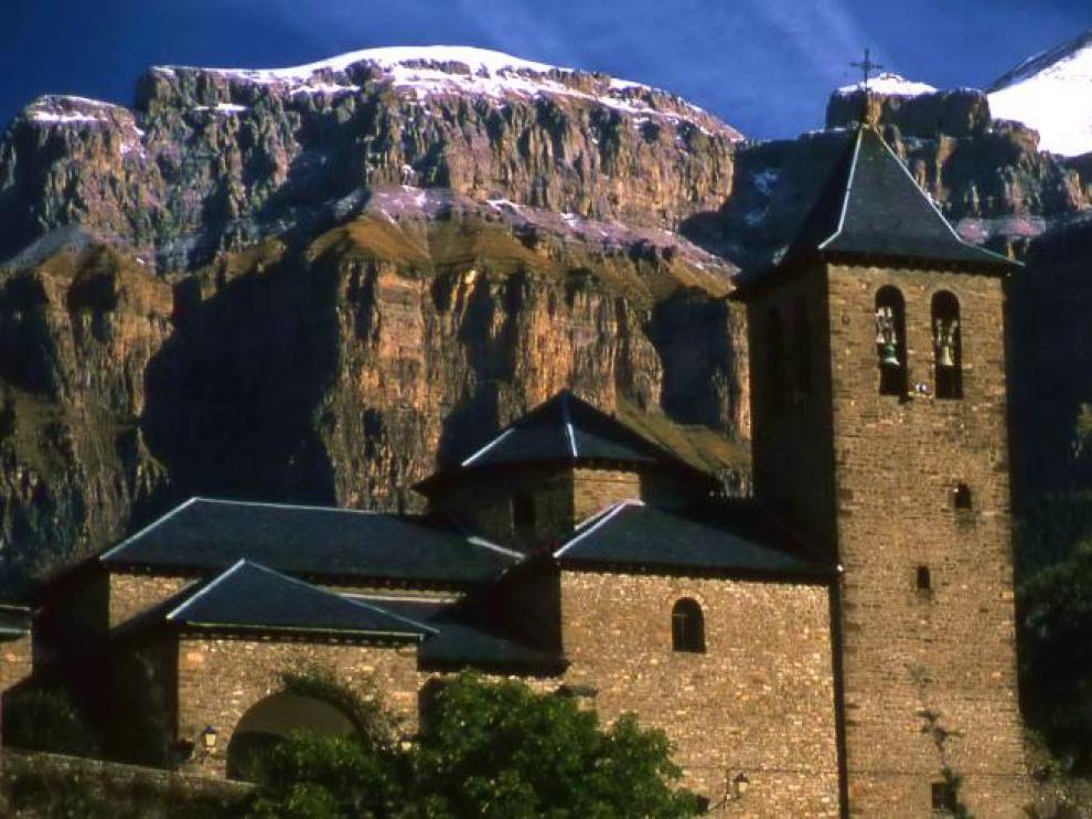 Iglesia de San Salvador en la localidad de Torla, puerta de entrada al valle de Ordesa.
