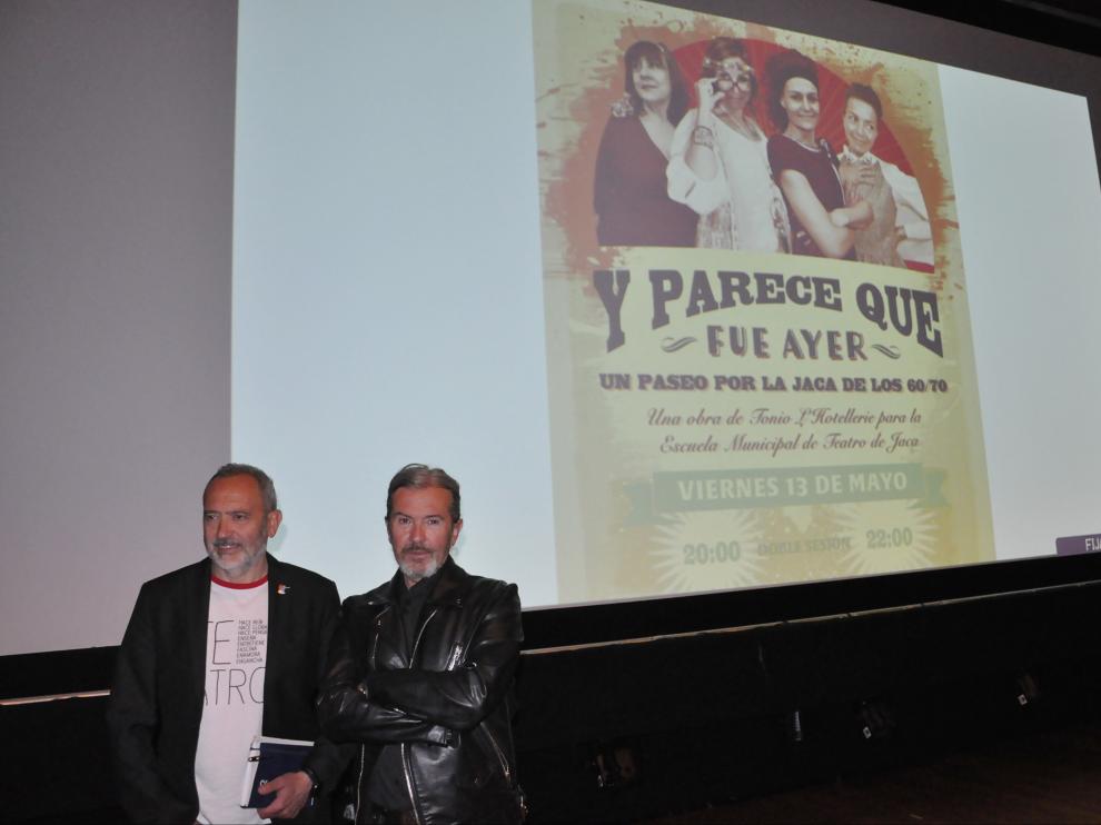 Javier Acín y Toño L'Hotellerie al presentar la obra teatral, en el auditorio del Palacio de Congresos de Jaca.