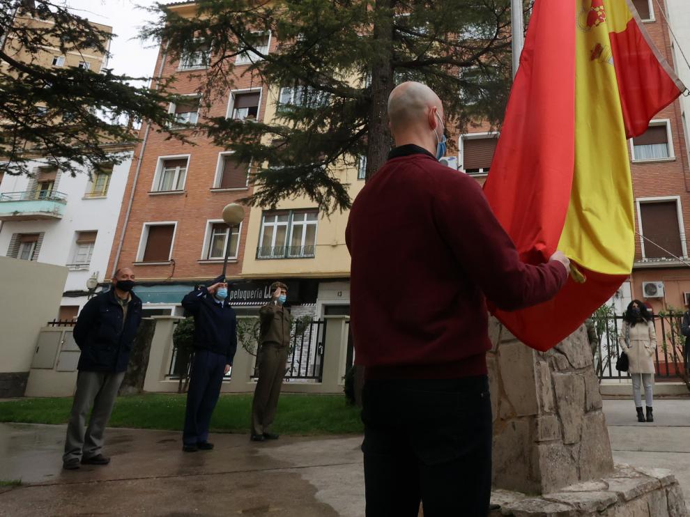 Foto del izado de bandera que tuvo lugar en la Subdelegación de Defensa a las pocas horas del robo de la enseña.