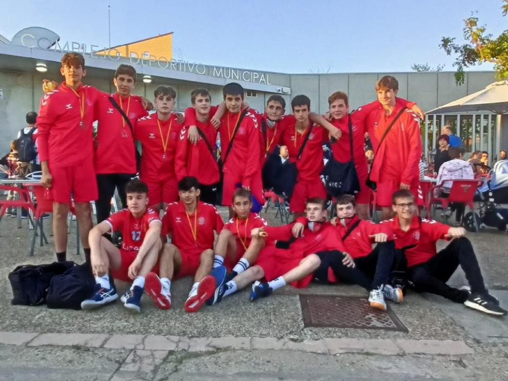 Los jugadores del equipo infantil del Lasaosa BM. Huesca, con sus medallas de subcampeones.