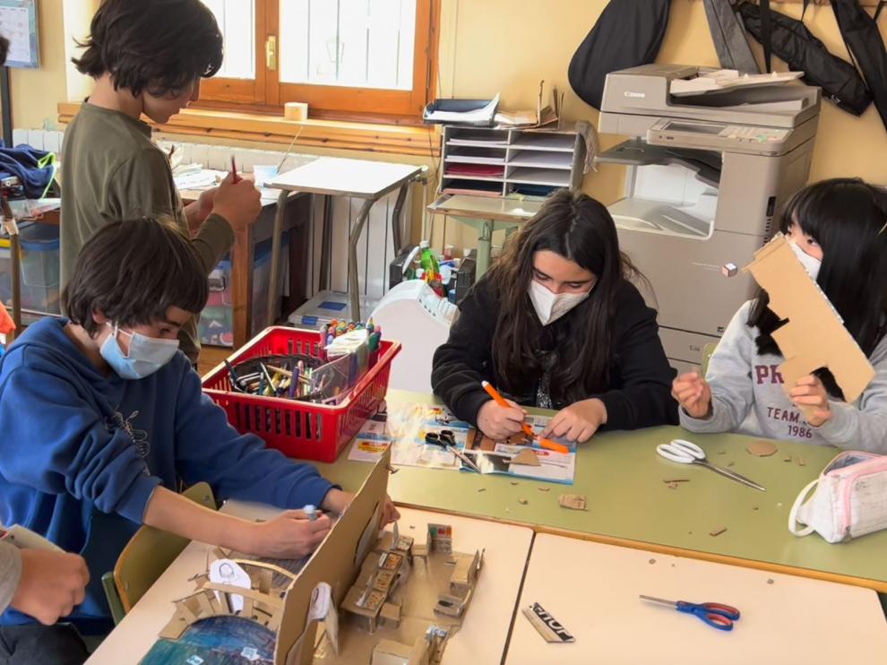 Alumnos de la escuela de Senegüé durante la elaboración del proyecto para el “SuperReto DigiCraft”.