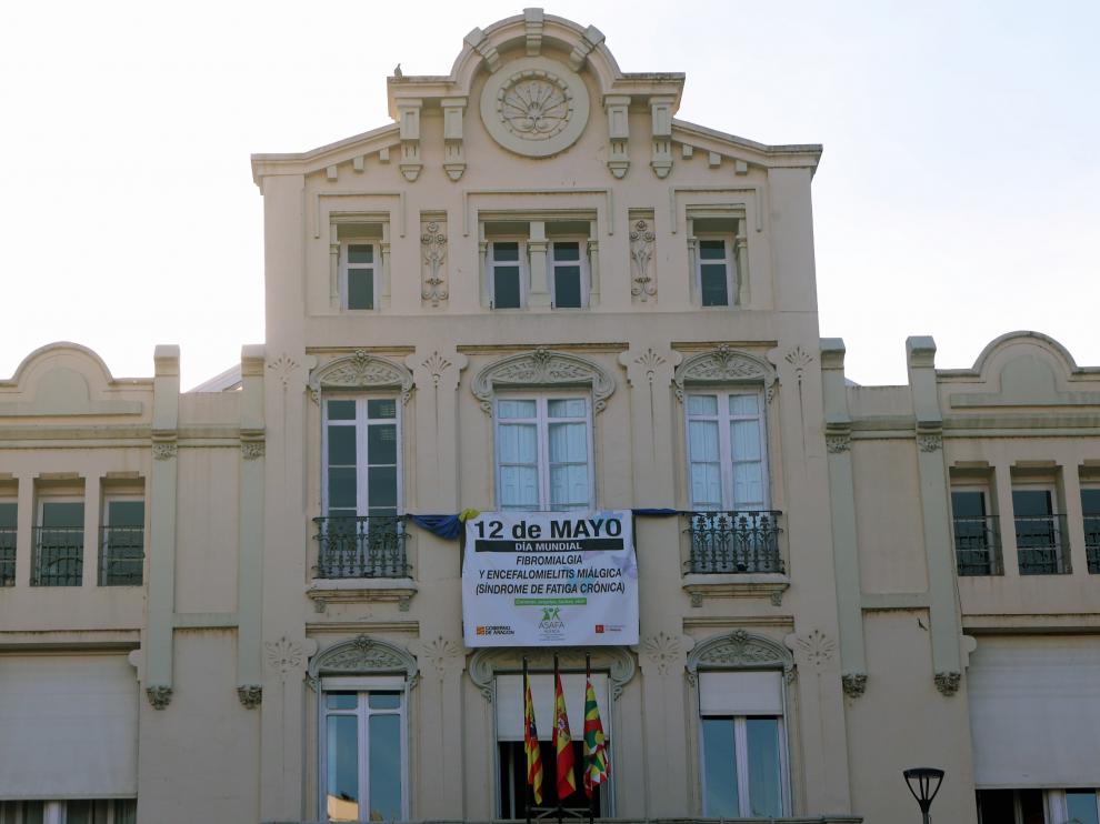 El Casino de Huesca luce hasta el 16 de mayo una pancarta para visibilizar estas dolencias.
