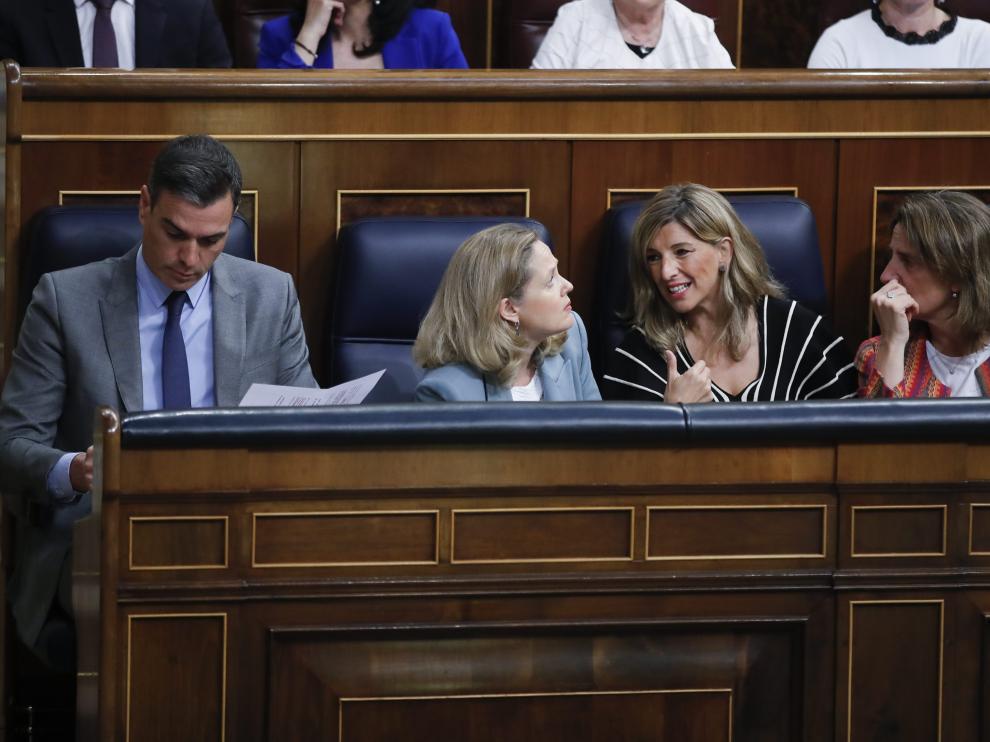 El presidente Sánchez y las tres vicepresidentas durante una sesión en el Congreso.