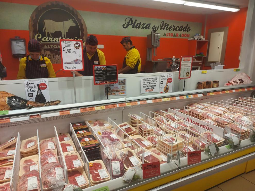Lineal de carne en uno de los Supermercados de la calle Coli Escalona de Sabiñánigo.