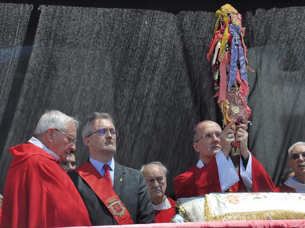 José María Arcas, a la izquierda, junto al alcalde y al obispo, durante la muestra de las reliquias de Santa Orosia, en el día grande de las fiestas de Jaca.