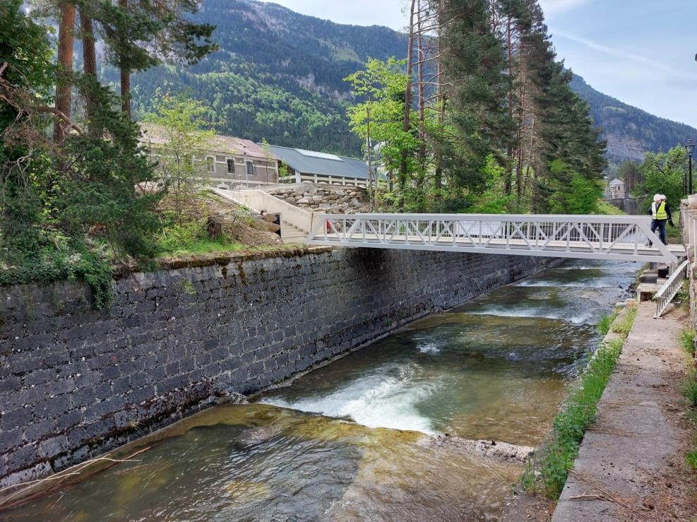 La nueva pasarela que conecta la travesía de Canfranc Estación con la explanada de la antigua estación ferroviaria.