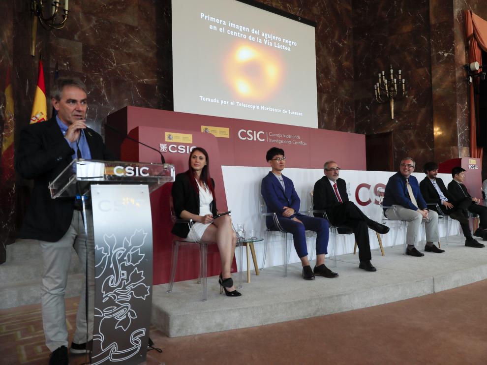 Antxon Alberdi e investigadores de Telescopio Horizonte de Sucesos, en la presentación de la imagen del agujero negro.