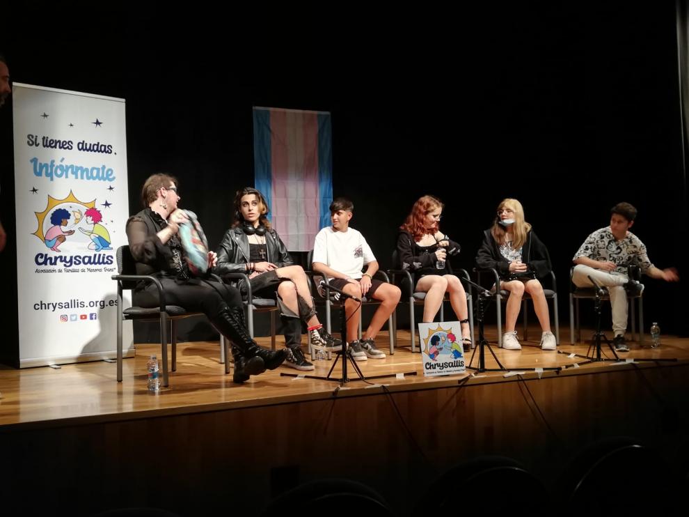 Los seis jóvenes contaron sus experiencias ante el público que asistió a la charla en Biescas.