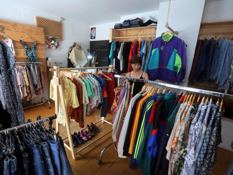 La clientela puede comprar ropa de todo tipo en la tienda.