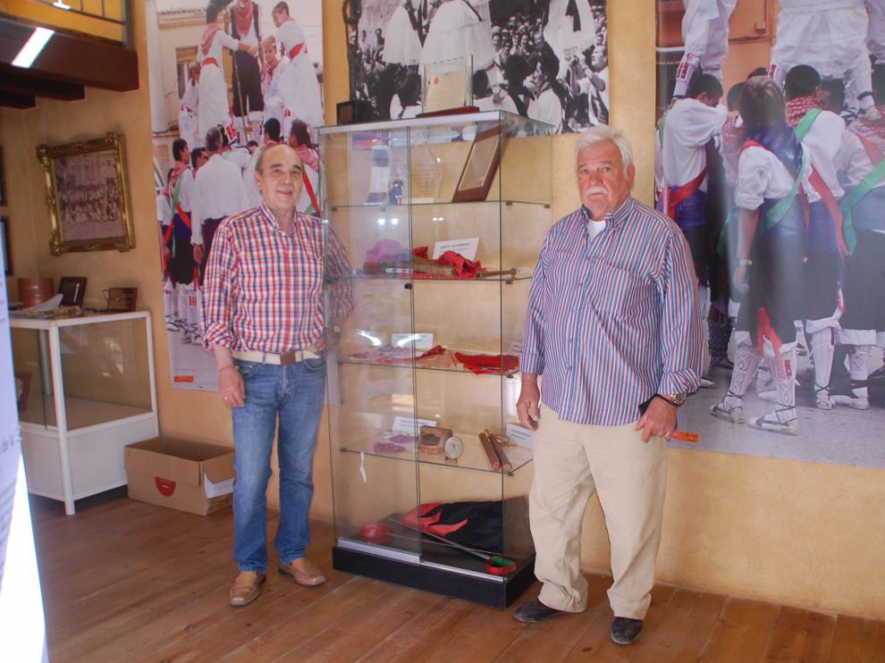 Martín Blecua y Daniel Mir junto a una vitrina que expone importantes piezas.
