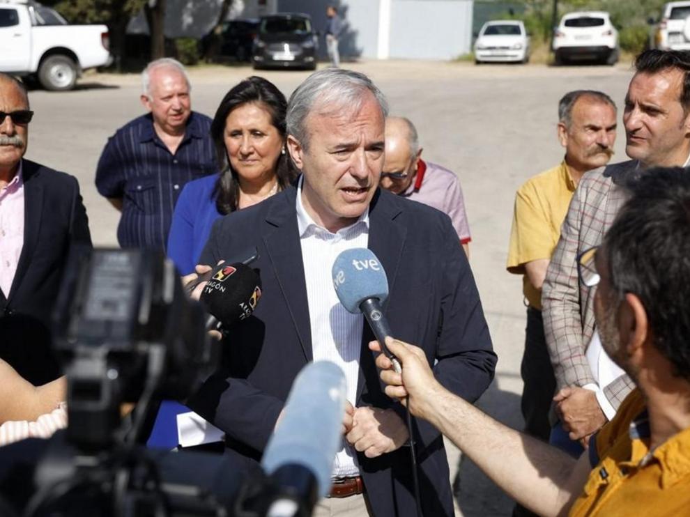 El alcalde de Zaragoza atendiendo a los medios este lunes