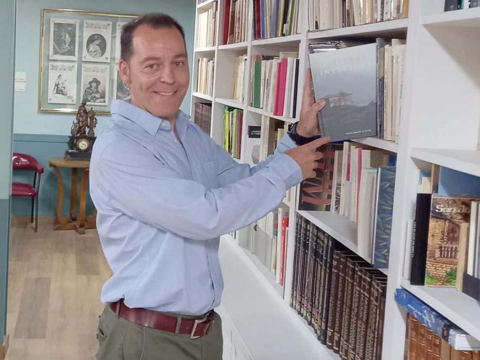 Óscar Martín, incorporando su nuevo libro a la biblioteca del Casino Unión Jaquesa, en Jaca.