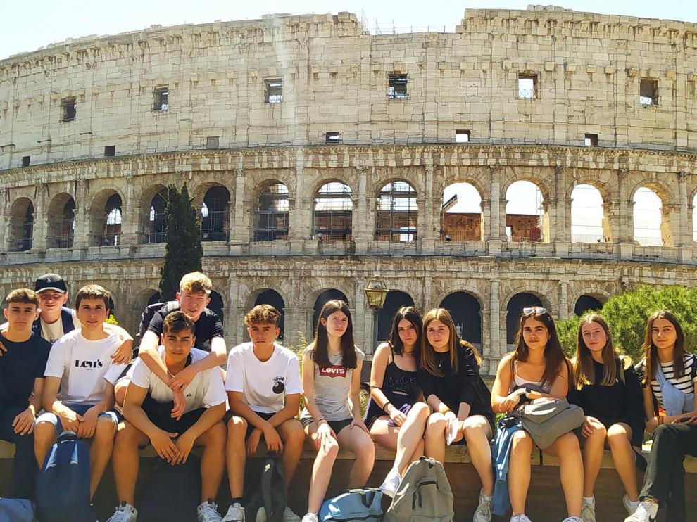 Algunos de los estudiantes ante el Coliseo romano.
