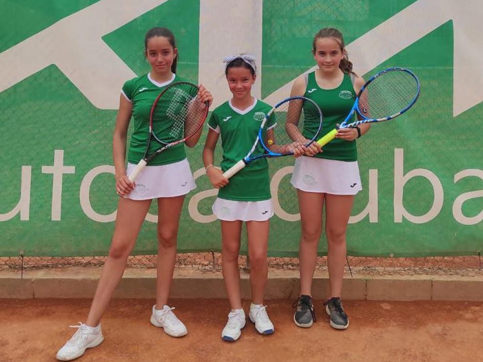 Jugadoras del infantil femenino del Club Tenis Osca, que jugaron en Zaragoza.