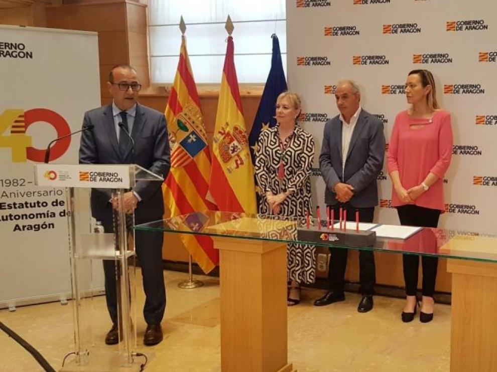Intervención de Felipe Faci en la firma del protocolo PEAC junto a Marta Gastón y los agentes sociales.