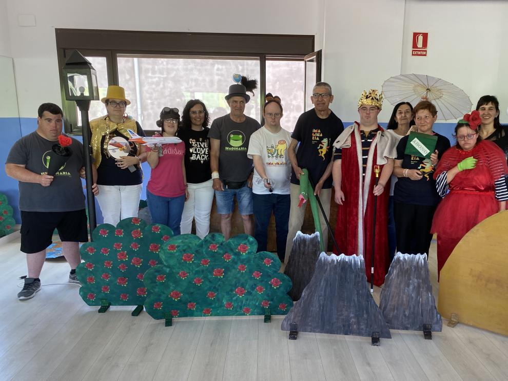 Los actores aficionados de Nazaret durante los ensayos de la obra que estrenarán en Imaginaria.