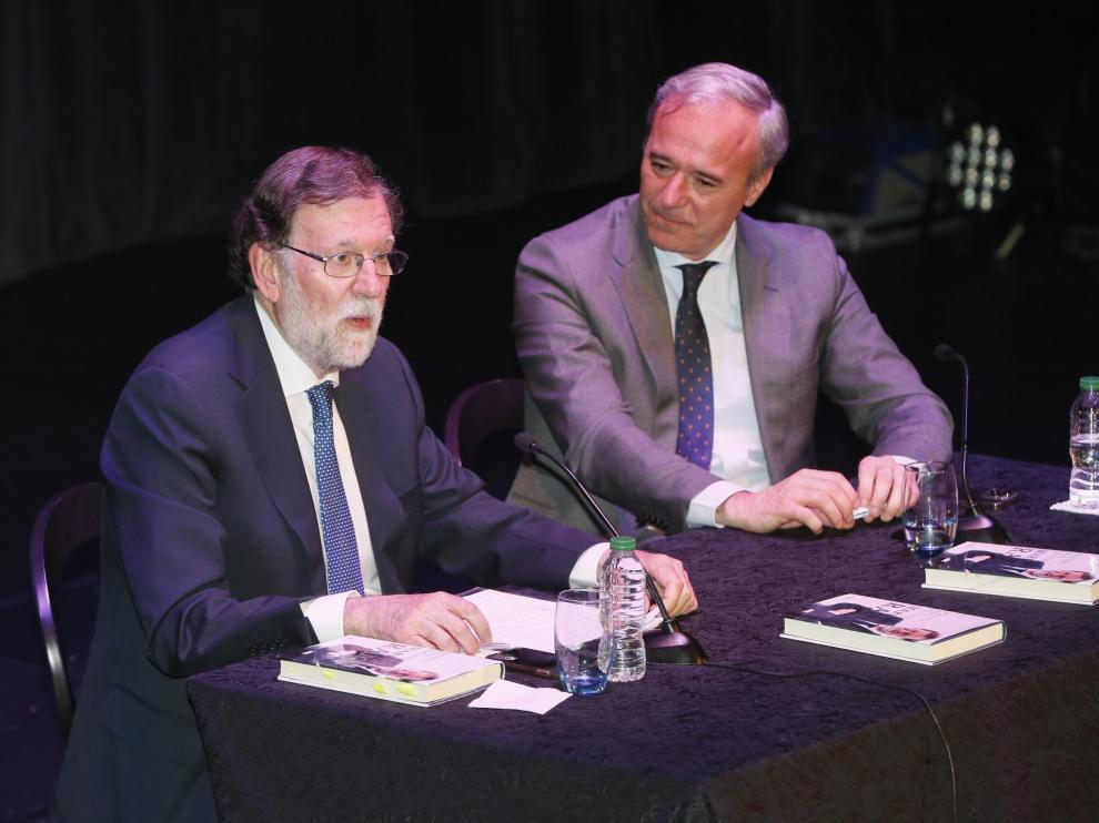 Mariano Rajoy, acompañado de Jorge Azcón, ayer en la presentación de su libro en Zaragoza.