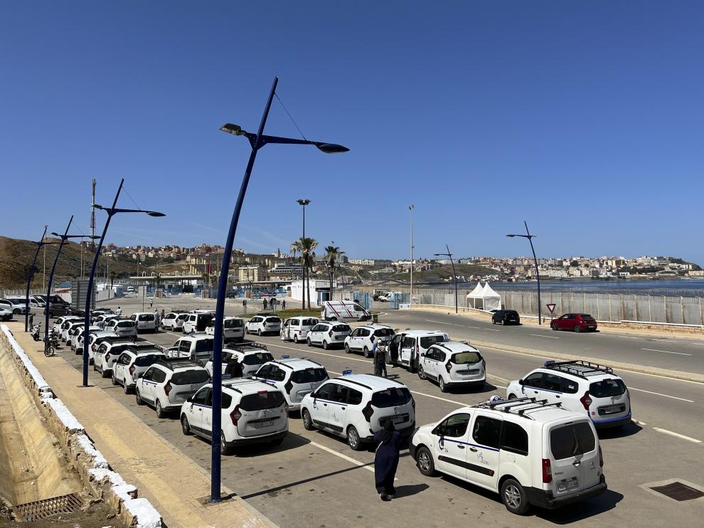 Taxis esperando en la frontera de Ceuta con Marruecos.