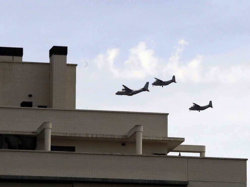 Tres de las aeronaves que han participado en el primer ensayo del desfile aéreo.