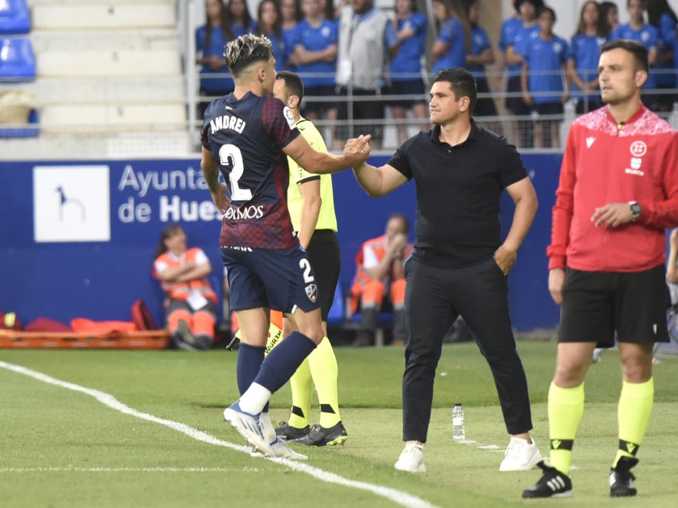 Xisco felicita a Ratiu tras el gol del lateral