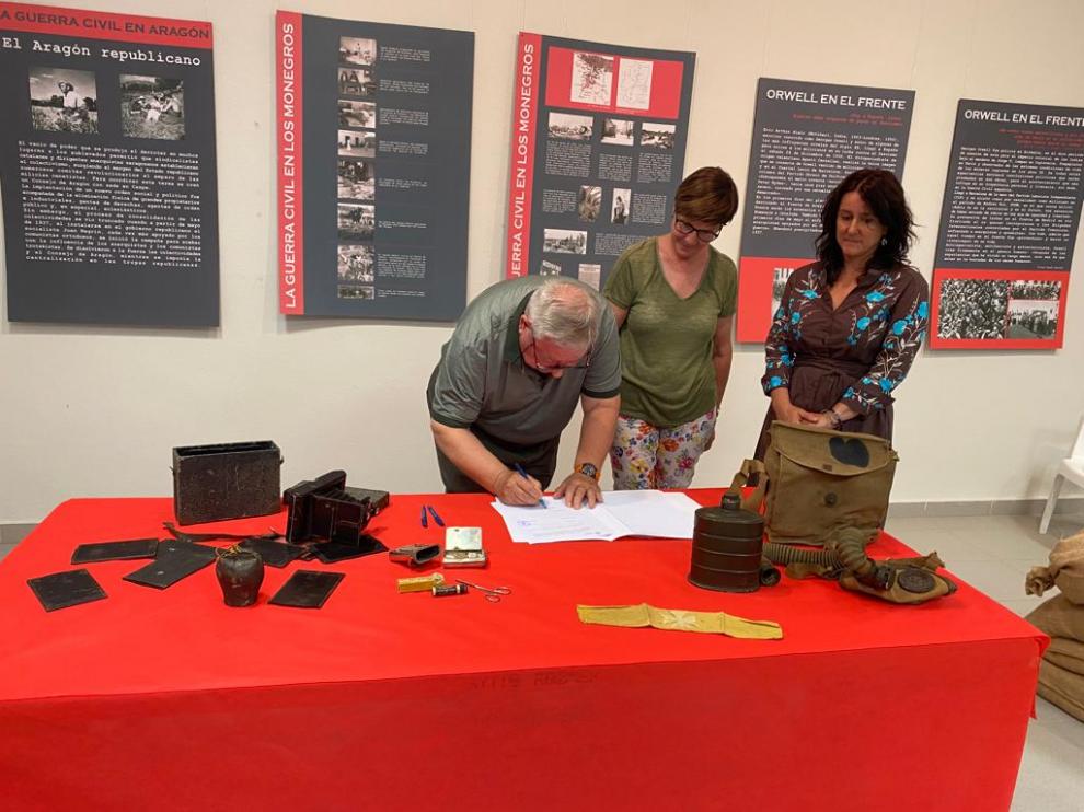 La alcaldesa Robres y el hijo y la nieta de Joaquín Leal firmando el documento de la cesión temporal.