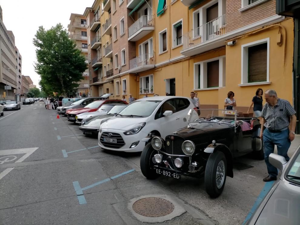 Algunos de los coches antiguos que formaron parte de la exhibición en Huesca