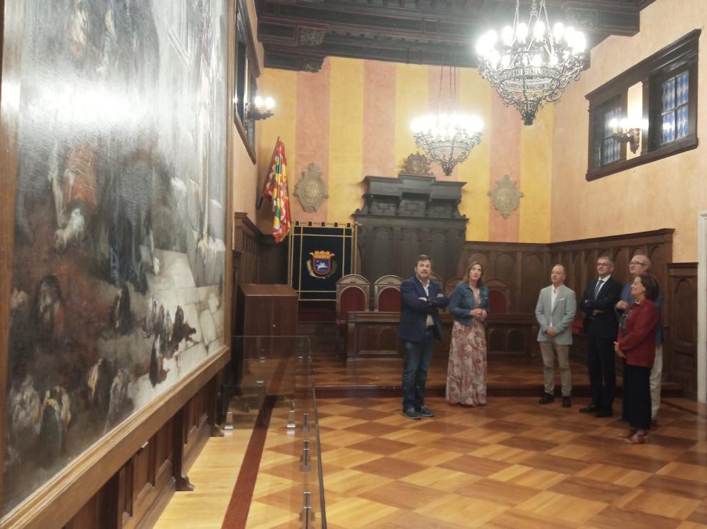Un momento de la visita del cónsul de Francia en Barcelona, Olivier Ramadour, al Ayuntamiento de Huesca.